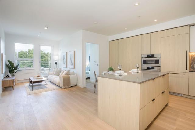 PH522-2471 St. George Street  Vancouver, BC V5T 1W9