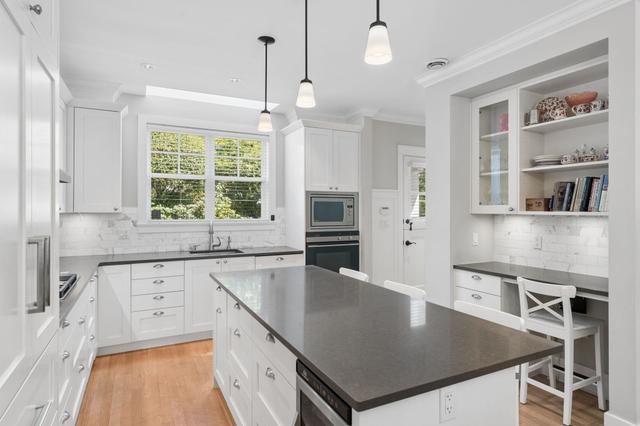 2071 Esquimalt Avenue  West Vancouver, BC V7V 1S3