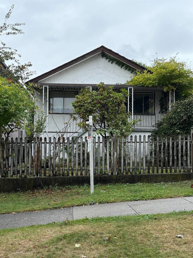 3409 Pender Street E Vancouver, BC V5K 2C9