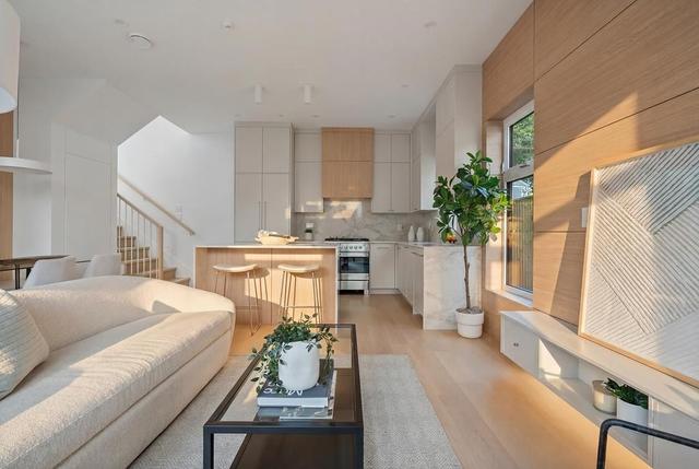 366 23rd Avenue E Vancouver, BC V5V 1X5