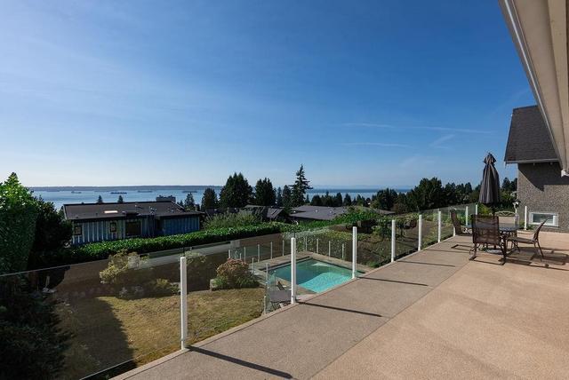 2316 Nelson Avenue  West Vancouver, BC V7V 2R2