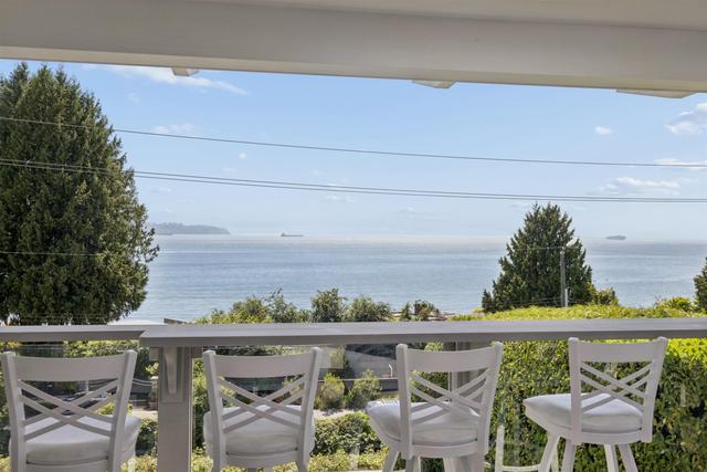 2621 Bellevue Avenue  West Vancouver, BC V7V 1E5
