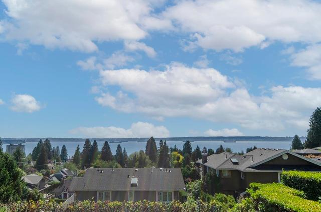 2522 Nelson Avenue  West Vancouver, BC V7V 2R6