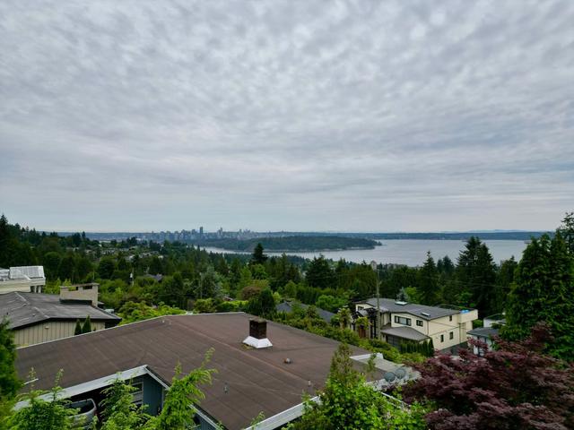 1230 Queens Avenue  West Vancouver, BC V7S 2K2