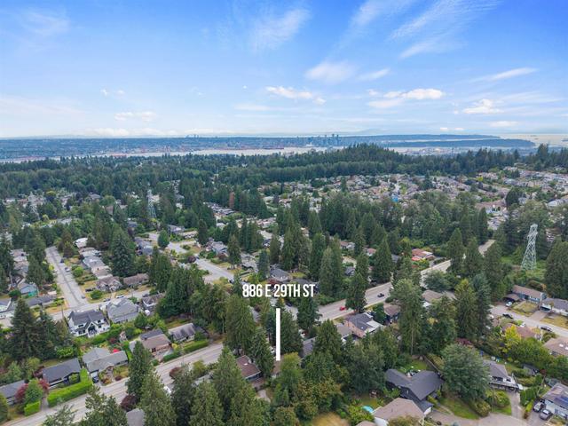 886 29th Street E North Vancouver, BC V7K 1B8