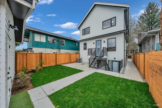 2713 Cheyenne Avenue  Vancouver, BC V5R 4R5