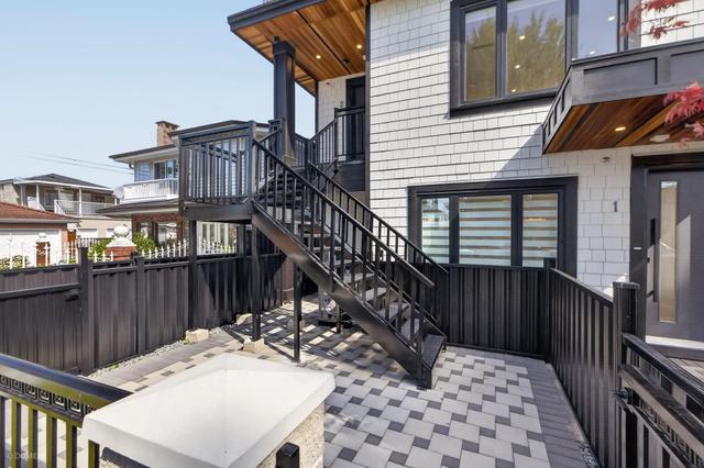2-2035 51st Street  Vancouver, BC V5P 1W2