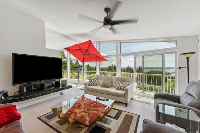 1725 Rosebery Avenue  West Vancouver, BC V7V 2Z5