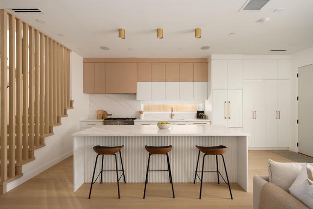 1-810 22nd Avenue E Vancouver, BC V5V 1V7