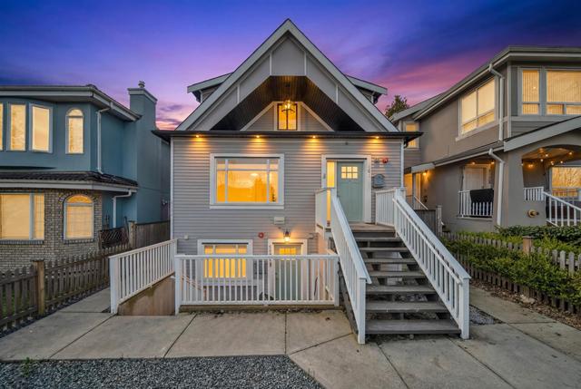 3128 Kings Avenue  Vancouver, BC V5R 4T4