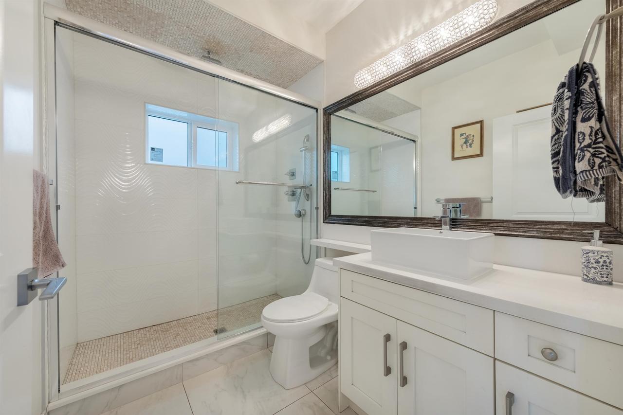 5887 Battison Street, Vancouver, BC - Indoor Photo Showing Bathroom