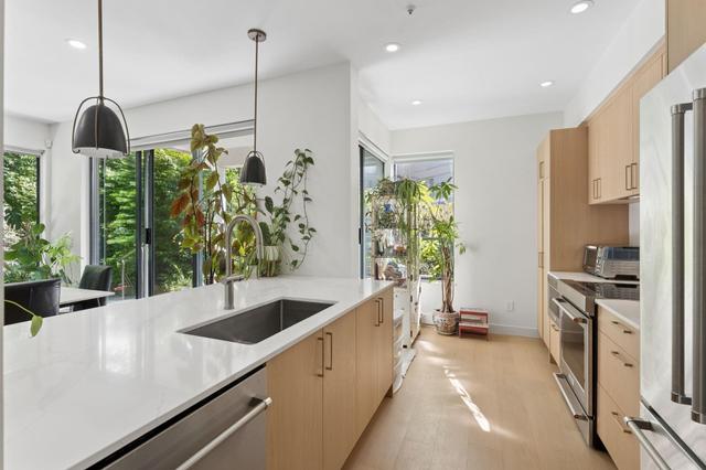 101-2242 Marine Drive  West Vancouver, BC V7V 1K4