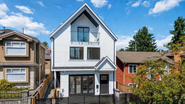 2-3271 E Georgia Street  Vancouver, BC V5K 2L2