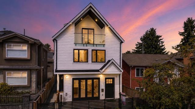 1-3271 E Georgia Street  Vancouver, BC V5K 2L2