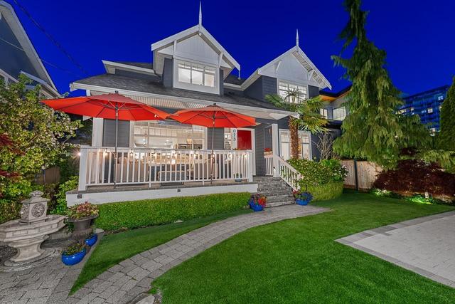 1075 Esplanade Avenue  West Vancouver, BC V7T 1G2