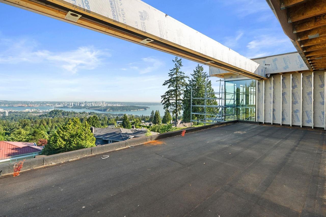 1424 Sandhurst Place, West Vancouver, BC - Outdoor