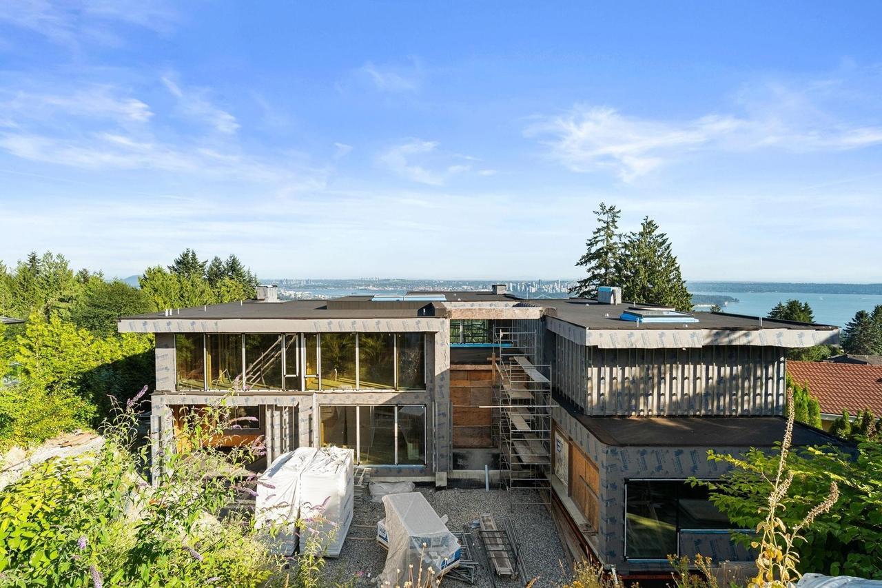 1424 Sandhurst Place, West Vancouver, BC - Outdoor With Body Of Water