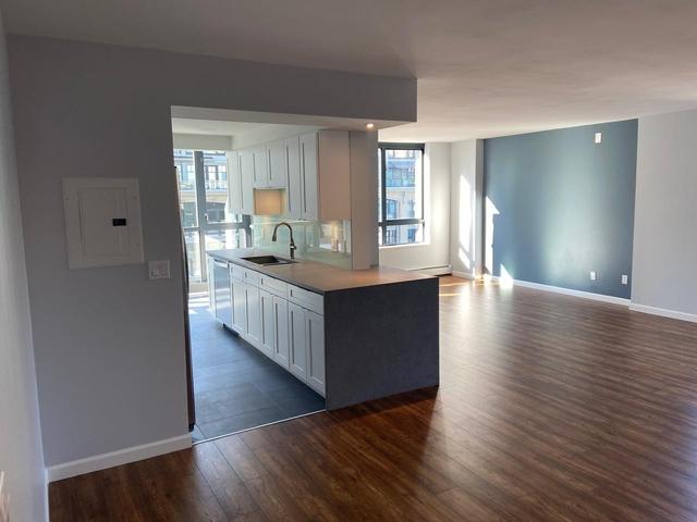 701-289 Drake Street Vancouver, BC V6B 5Z6