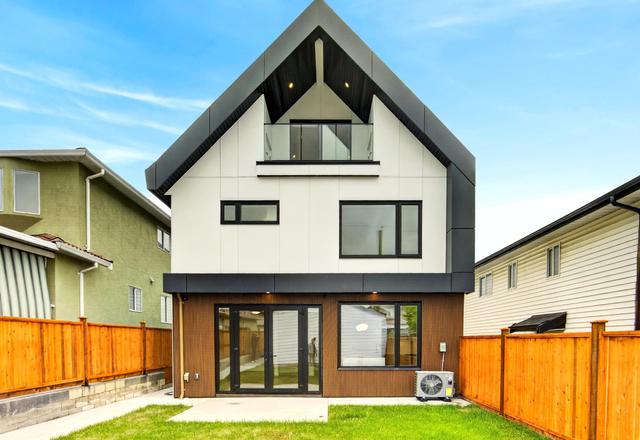 2-2741 7th Avenue E Vancouver, BC V5M 1T8