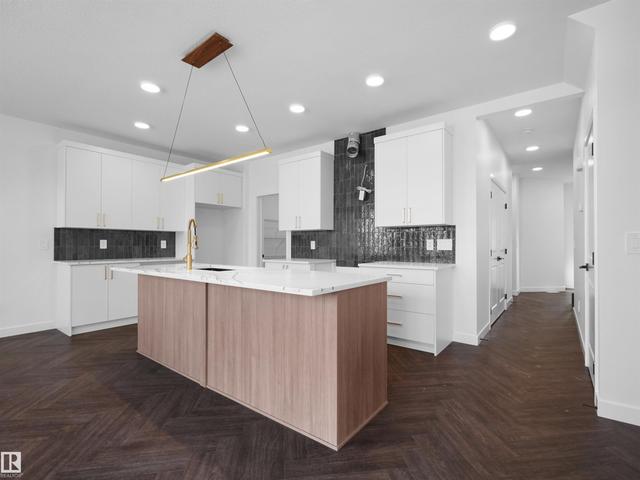 20624 43 Avenue NW  Edmonton, AB T6M 3E3
