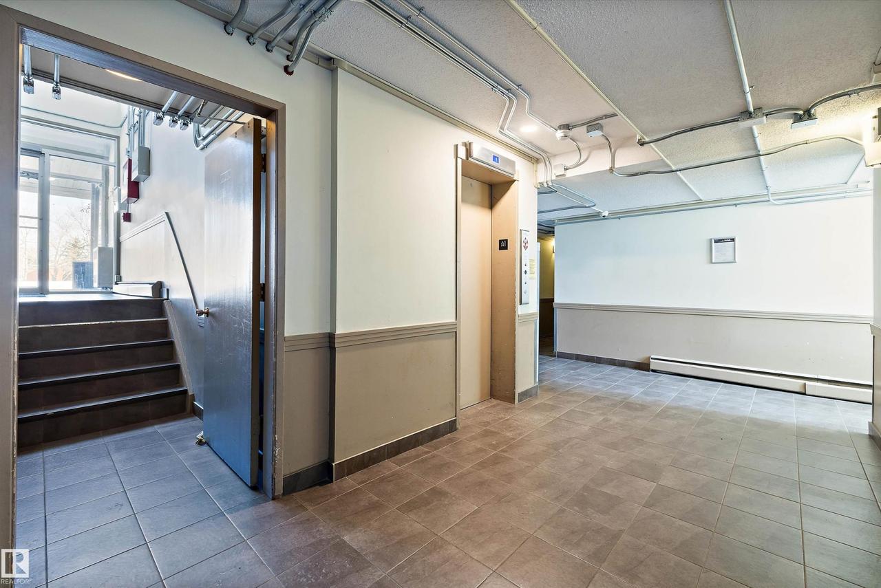 #320 8604 Gateway Bv Nw, Edmonton, AB - Indoor Photo Showing Other Room