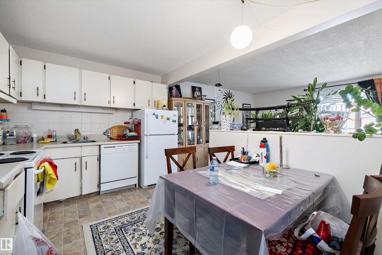 #320 8604 Gateway Bv Nw, Edmonton, AB - Indoor Photo Showing Kitchen