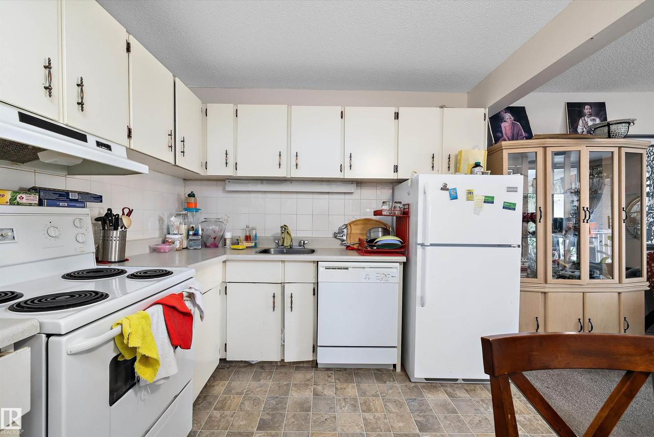 #320 8604 Gateway Bv Nw, Edmonton, AB - Indoor Photo Showing Kitchen