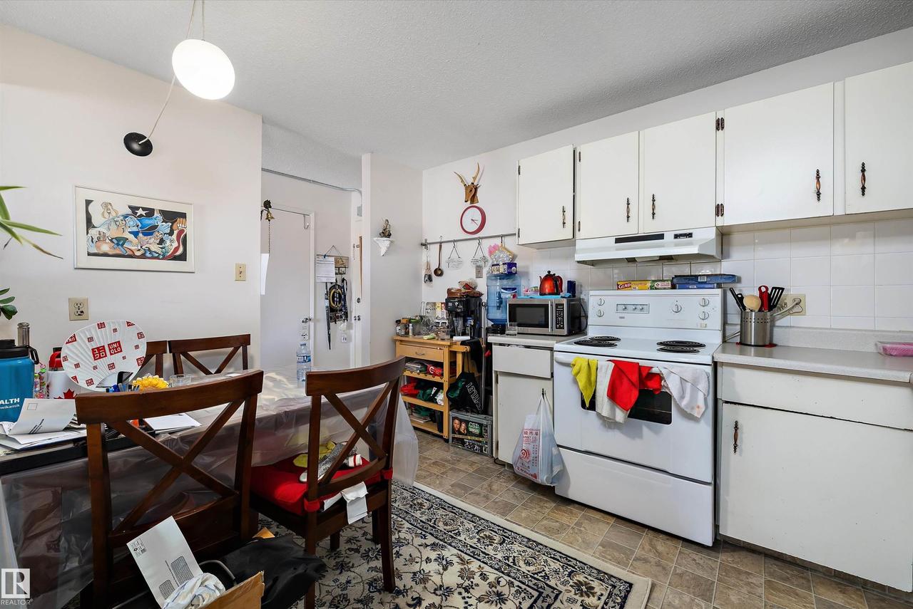 #320 8604 Gateway Bv Nw, Edmonton, AB - Indoor Photo Showing Kitchen