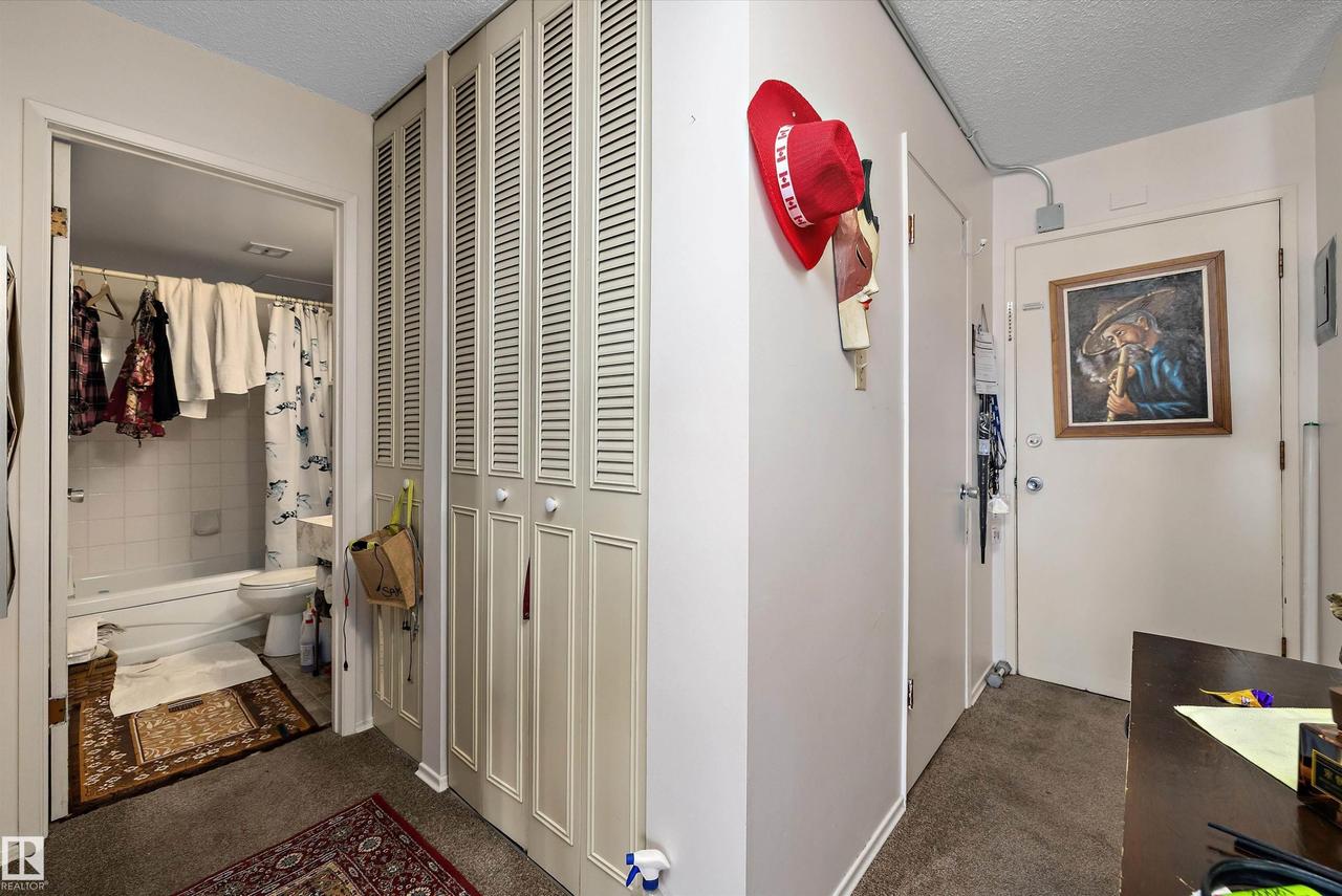 #320 8604 Gateway Bv Nw, Edmonton, AB - Indoor Photo Showing Other Room
