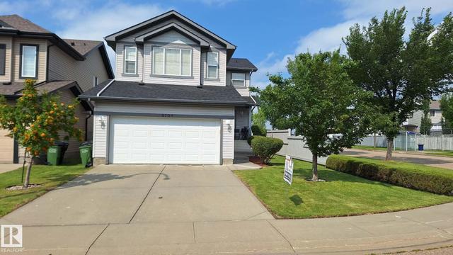 8704 175 Avenue NW  Edmonton, AB T5Z 3Z3