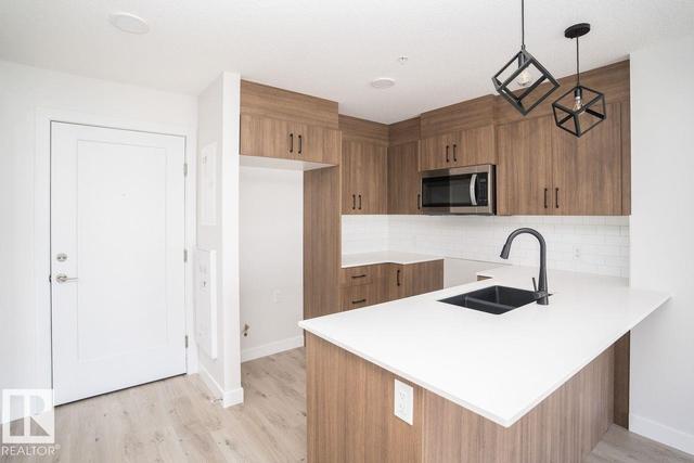 #204 2225 44 AV NW  Edmonton, AB T6T 0W5
