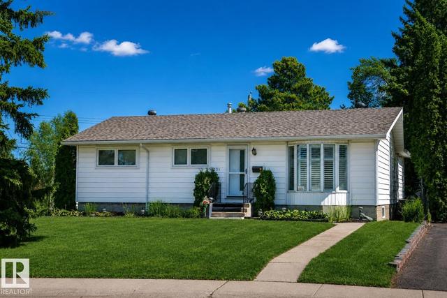 10231 46 Street NW  Edmonton, AB T6A 1X9