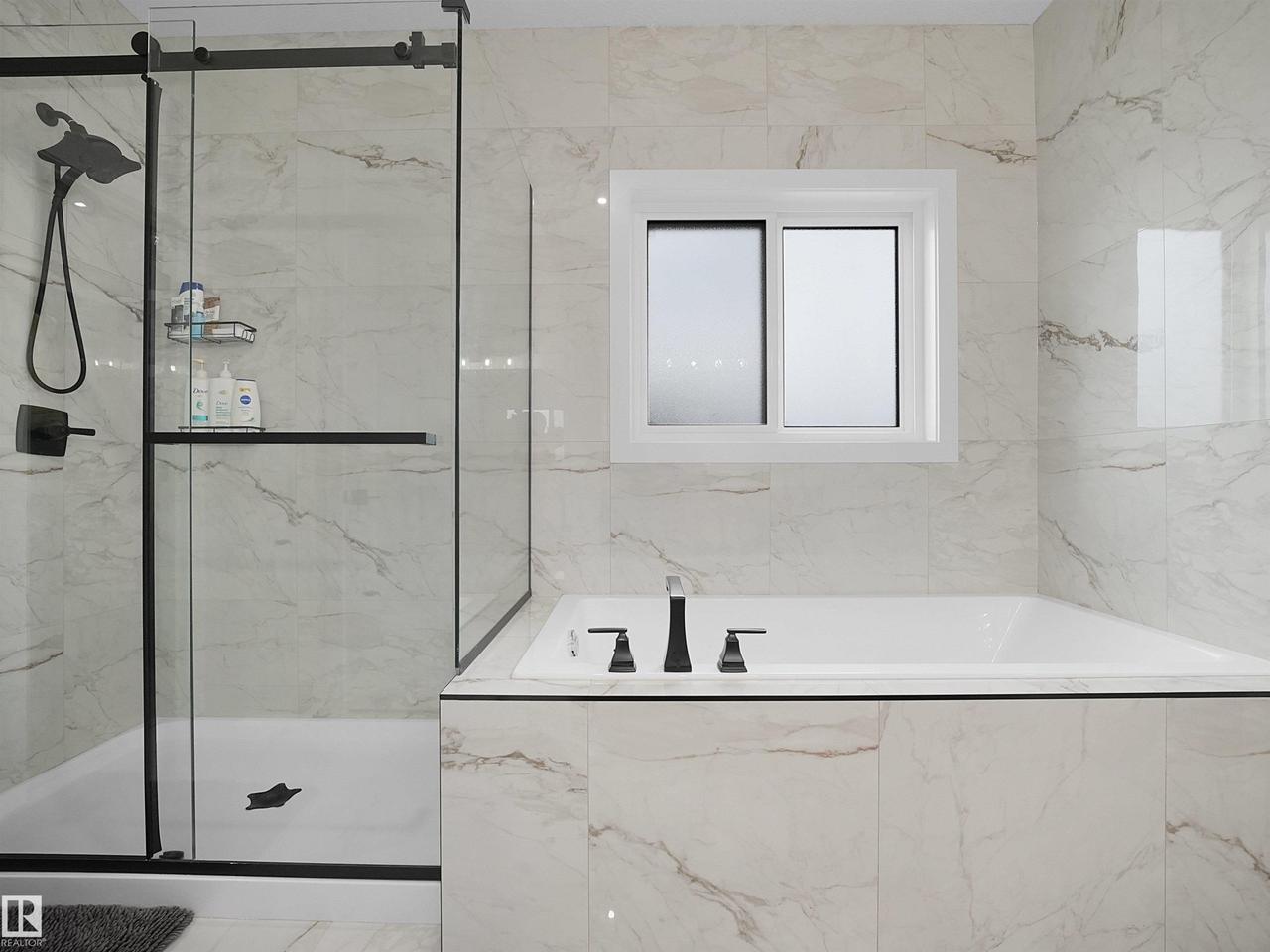 7214 Kiviaq Link, Edmonton, AB - Indoor Photo Showing Bathroom