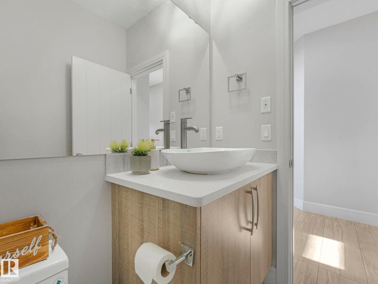 8641 Mayday Wynd Sw, Edmonton, AB - Indoor Photo Showing Bathroom