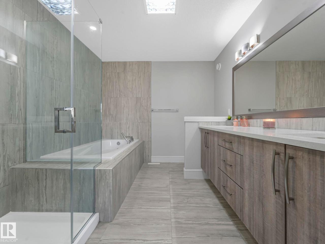8641 Mayday Wynd Sw, Edmonton, AB - Indoor Photo Showing Bathroom