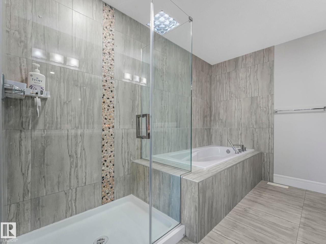 8641 Mayday Wynd Sw, Edmonton, AB - Indoor Photo Showing Bathroom