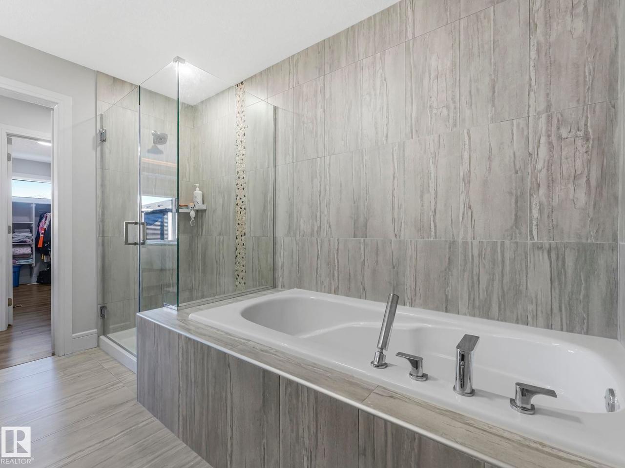 8641 Mayday Wynd Sw, Edmonton, AB - Indoor Photo Showing Bathroom