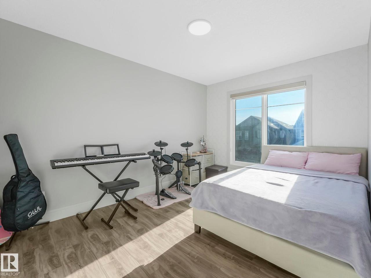 8641 Mayday Wynd Sw, Edmonton, AB - Indoor Photo Showing Bedroom