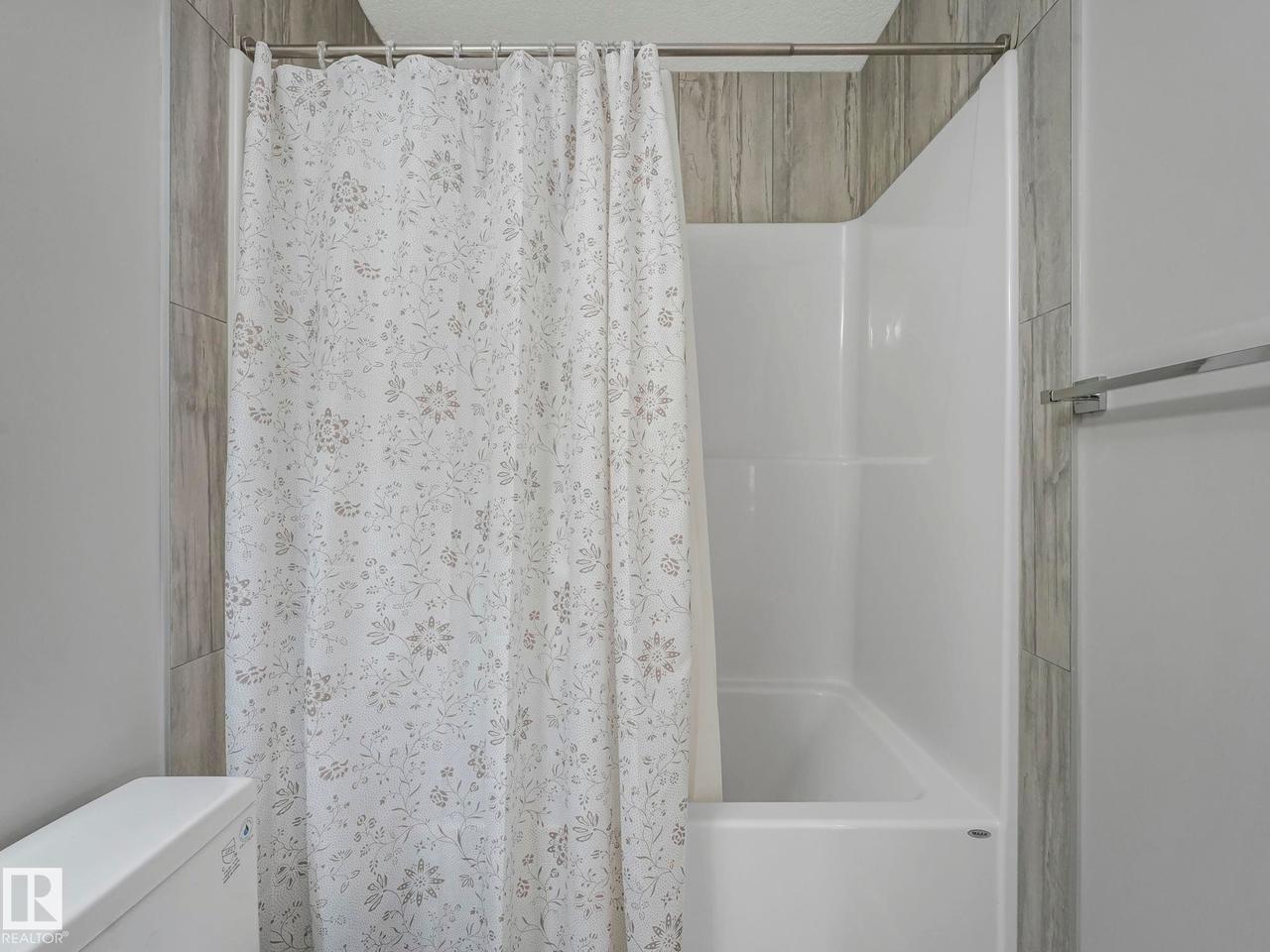 8641 Mayday Wynd Sw, Edmonton, AB - Indoor Photo Showing Bathroom