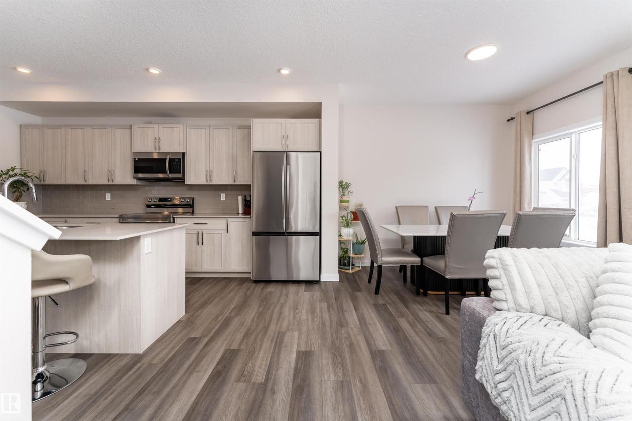 2120 Muckleplum Crescent Sw, Edmonton, AB - Indoor Photo Showing Kitchen