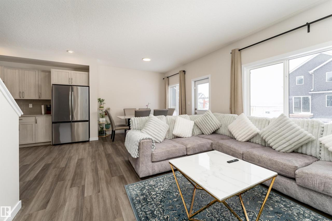 2120 Muckleplum Crescent Sw, Edmonton, AB - Indoor Photo Showing Living Room