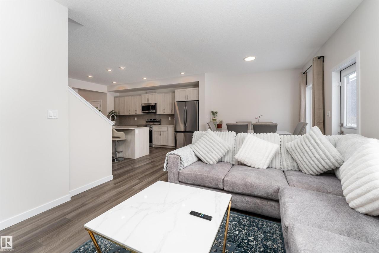 2120 Muckleplum Crescent Sw, Edmonton, AB - Indoor Photo Showing Living Room