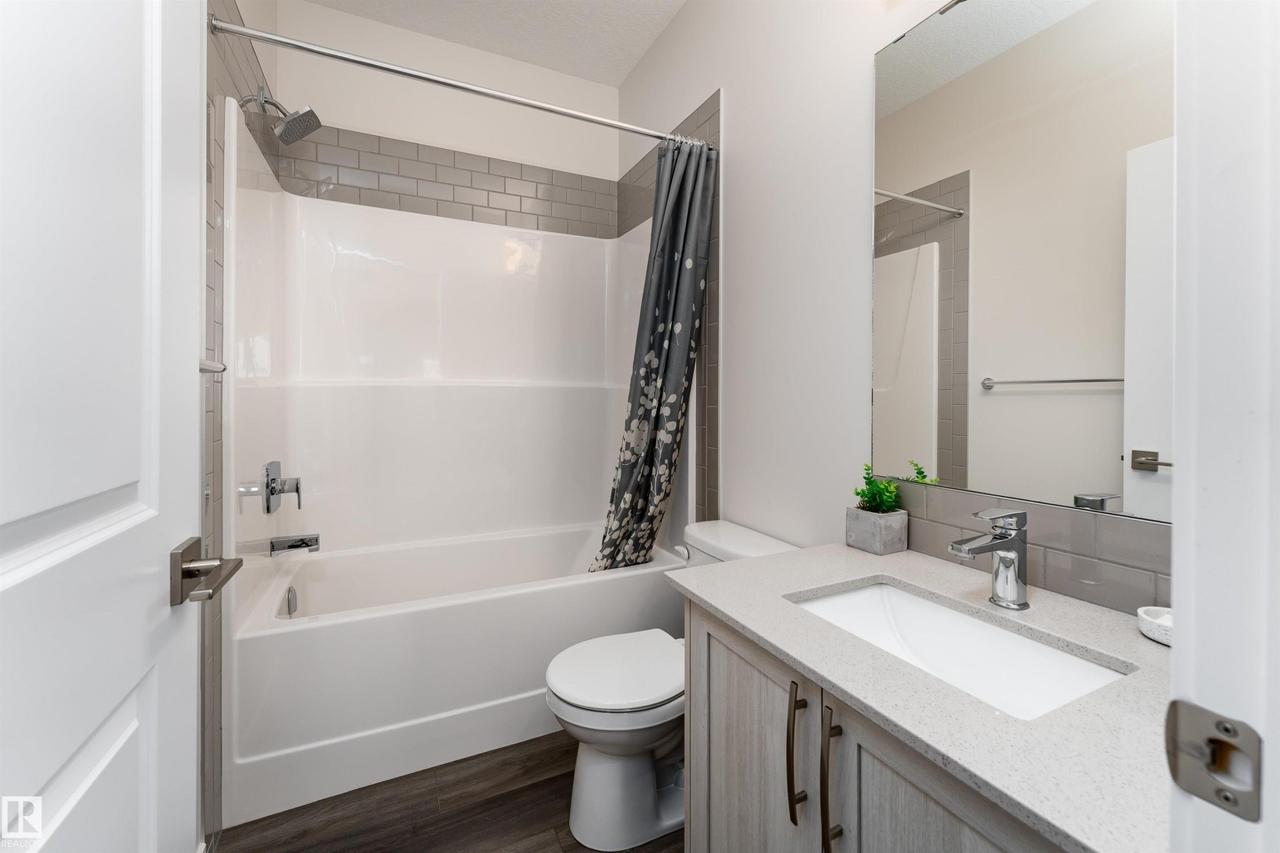 2120 Muckleplum Crescent Sw, Edmonton, AB - Indoor Photo Showing Bathroom