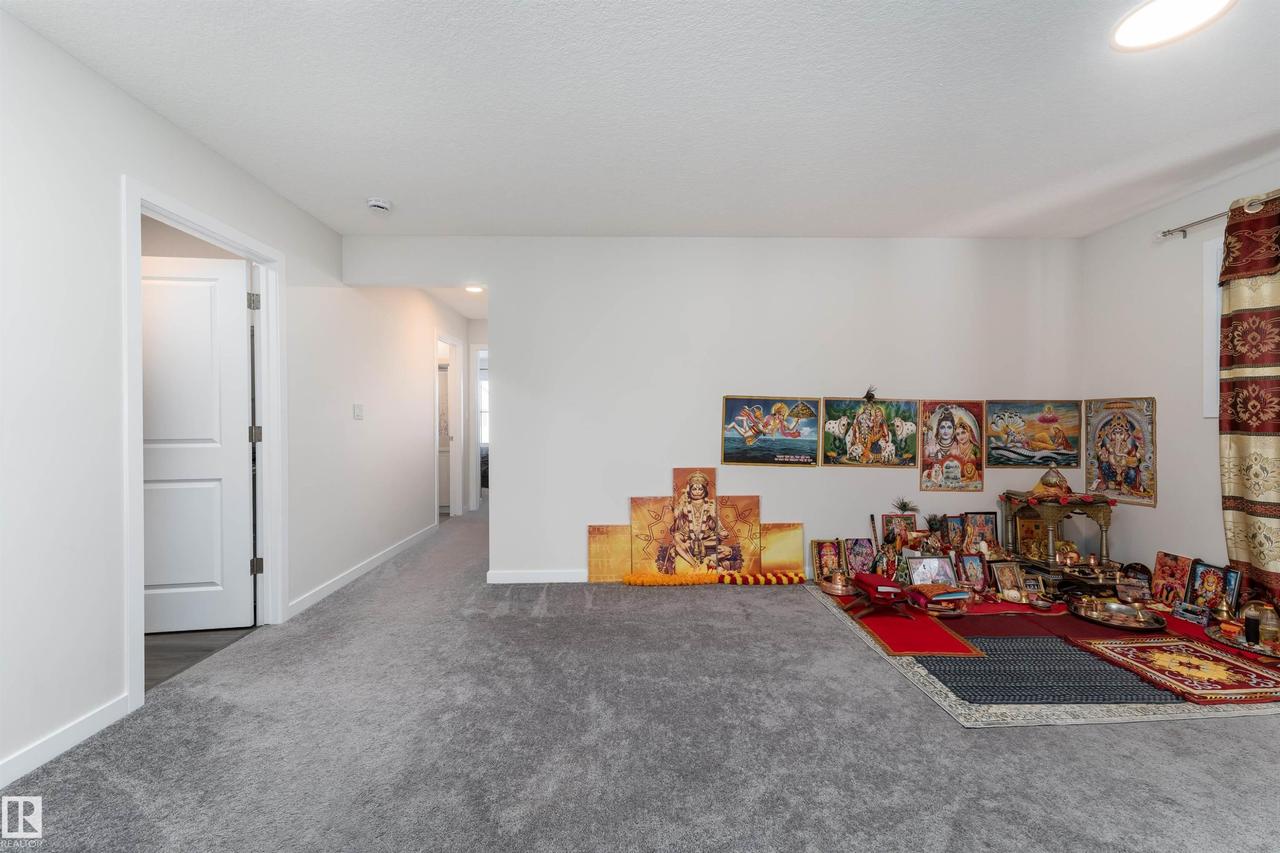 2120 Muckleplum Crescent Sw, Edmonton, AB - Indoor Photo Showing Other Room