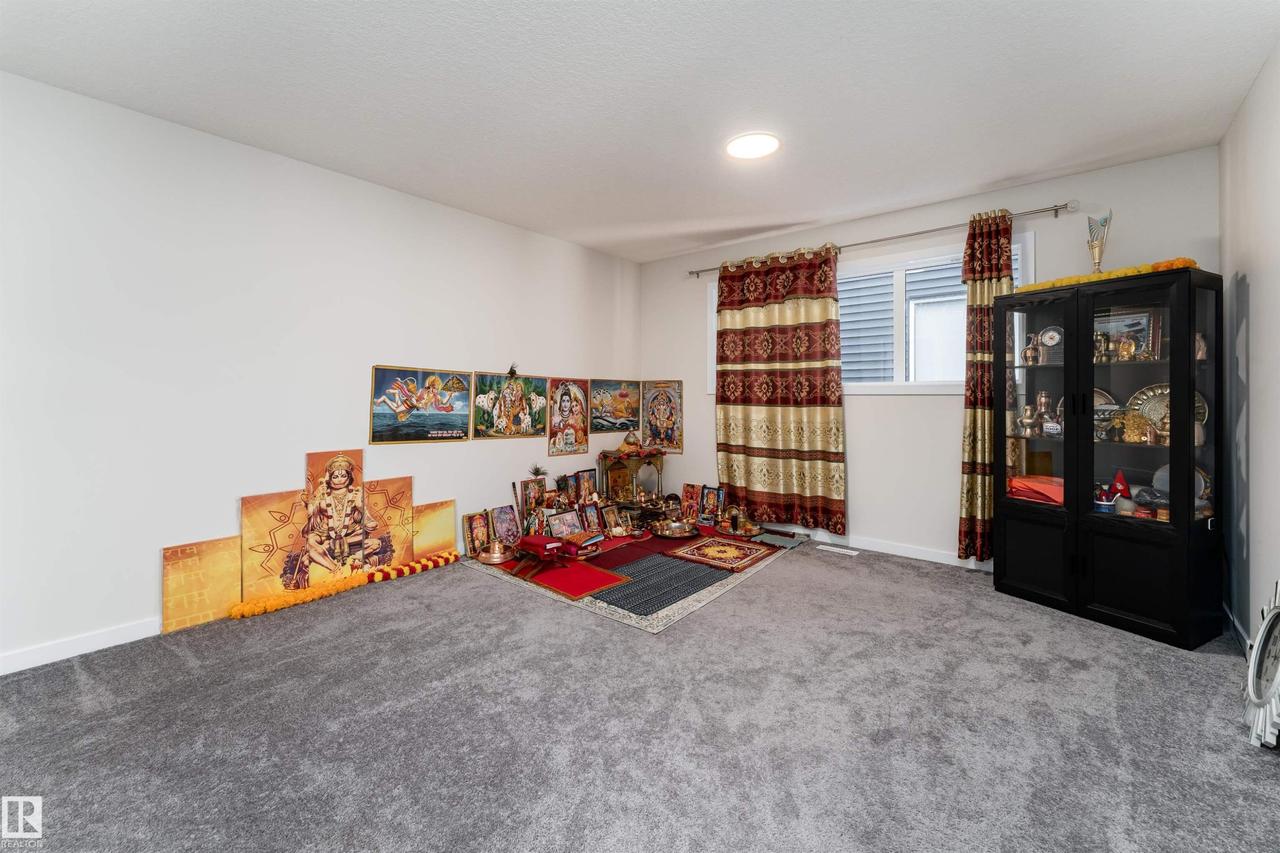 2120 Muckleplum Crescent Sw, Edmonton, AB - Indoor Photo Showing Other Room