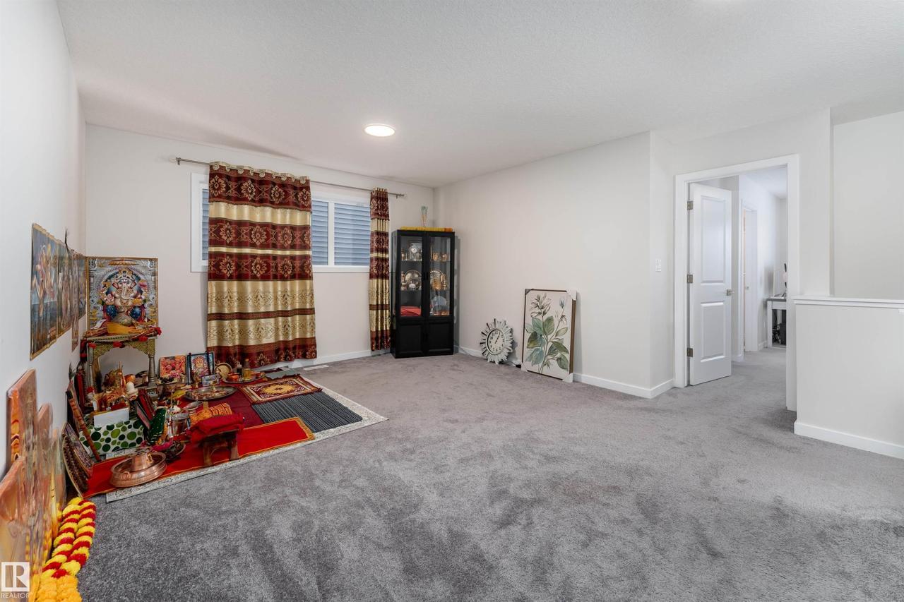2120 Muckleplum Crescent Sw, Edmonton, AB - Indoor Photo Showing Other Room