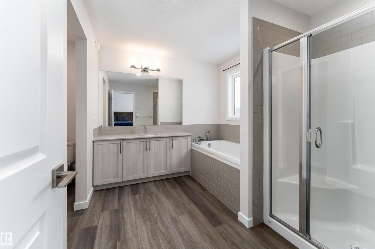 2120 Muckleplum Crescent Sw, Edmonton, AB - Indoor Photo Showing Bathroom