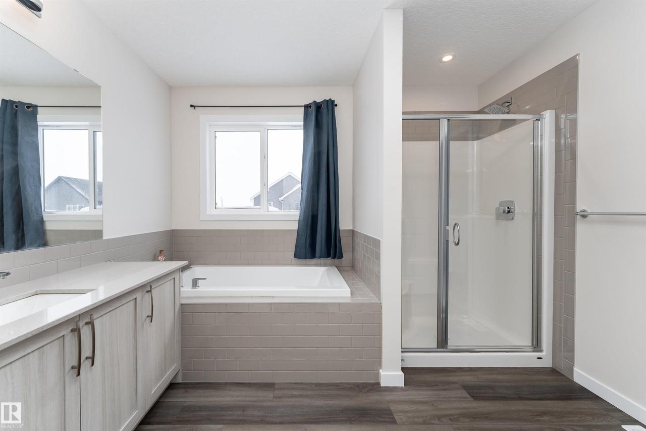 2120 Muckleplum Crescent Sw, Edmonton, AB - Indoor Photo Showing Bathroom