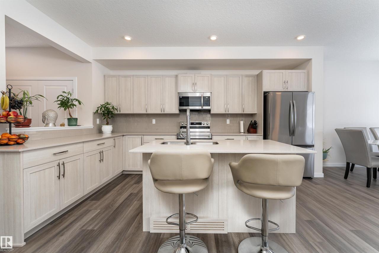 2120 Muckleplum Crescent Sw, Edmonton, AB - Indoor Photo Showing Kitchen With Upgraded Kitchen