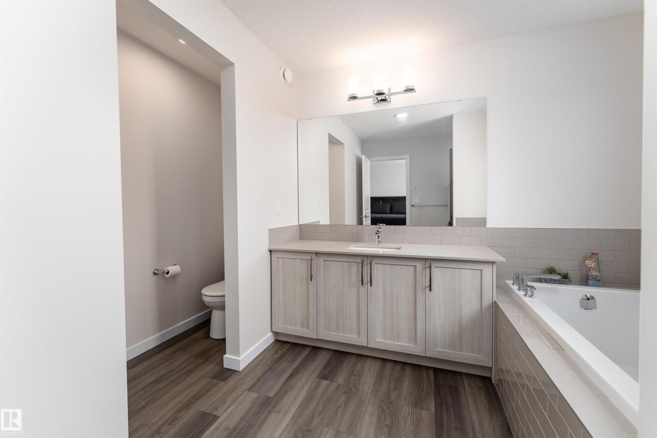 2120 Muckleplum Crescent Sw, Edmonton, AB - Indoor Photo Showing Bathroom